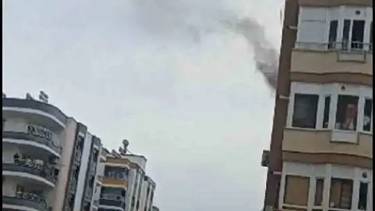 Adana'da ev yangını: 3 kişi dumandan etkilendi