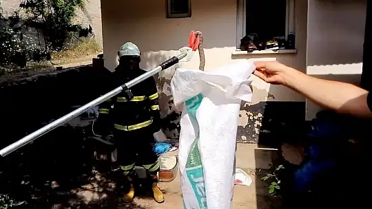 Adana'da eve giren yılan itfaiye ekipleri tarafından yakalandı