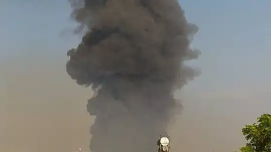 Adana'da geri dönüşüm tesisinde yangın: Dumanlar kilometrelerce uzaktan görüldü