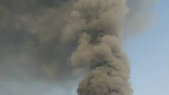 Adana'da geri dönüşüm tesisinde yangın: Dumanlar kilometrelerce uzaktan görüldü