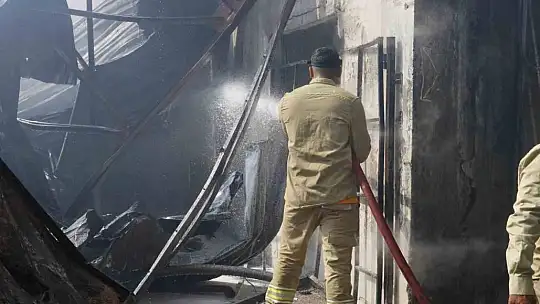 Adana'da geri dönüşüm tesisindeki yangın fabrikaya sıçradı, havadan ve karadan müdahale ediliyor