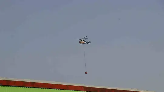 Adana'da geri dönüşüm tesisindeki yangın fabrikaya sıçradı, havadan ve karadan müdahale ediliyor