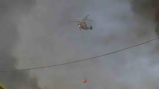 Adana'da geri dönüşüm tesisindeki yangın fabrikaya sıçradı, havadan ve karadan müdahale ediliyor
