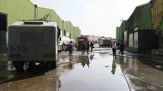Adana'da geri dönüşüm tesisindeki yangın fabrikaya sıçradı, havadan ve karadan müdahale ediliyor