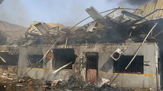 Adana'da geri dönüşüm tesisindeki yangın fabrikaya sıçradı, havadan ve karadan müdahale ediliyor