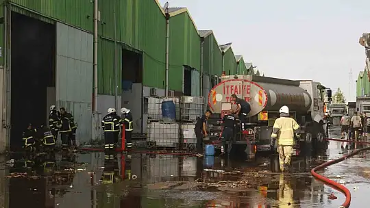 Adana'da geri dönüşüm tesisindeki yangın fabrikaya sıçradı, havadan ve karadan müdahale ediliyor