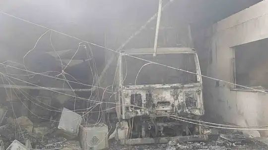 Adana'da geri dönüşüm tesisindeki yangın fabrikaya sıçradı, havadan ve karadan müdahale ediliyor