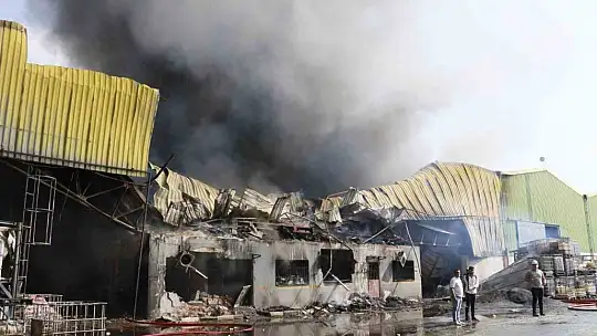 Adana'da geri dönüşüm tesisindeki yangın fabrikaya sıçradı, havadan ve karadan müdahale ediliyor