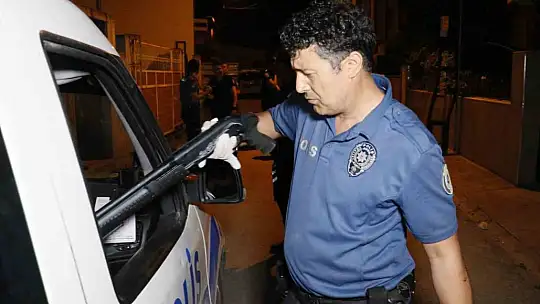 Adana'da havaya ateş açan magandalar ruhsatsız silahlarıyla yakalandı