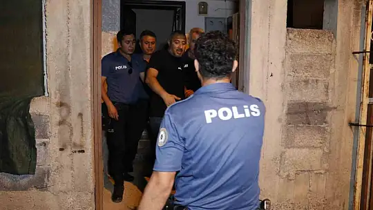 Adana'da havaya ateş açan magandalar ruhsatsız silahlarıyla yakalandı