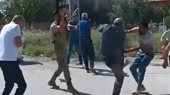 Adana'da iki grup arasındaki taşlı ve sopalı kavgayı polis engelledi