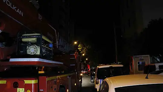 Adana'da korkutan yangın: Bir apartman sakini kucağında köpeğiyle dışarı çıktı