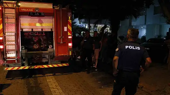 Adana'da korkutan yangın: Bir apartman sakini kucağında köpeğiyle dışarı çıktı