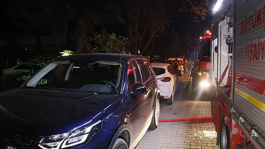 Adana'da korkutan yangın: Bir apartman sakini kucağında köpeğiyle dışarı çıktı