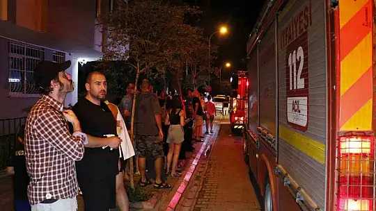 Adana'da korkutan yangın: Bir apartman sakini kucağında köpeğiyle dışarı çıktı