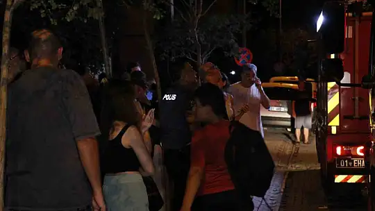 Adana'da korkutan yangın: Bir apartman sakini kucağında köpeğiyle dışarı çıktı