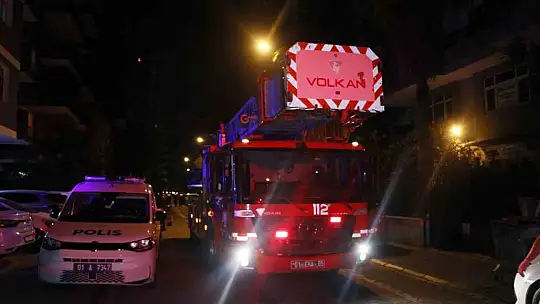 Adana'da korkutan yangın: Bir apartman sakini kucağında köpeğiyle dışarı çıktı