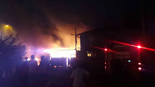 Adana'da oduncu dükkanında yangın