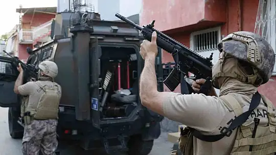 Adana'da organize suç örgütüne şafak baskını: Çok sayıda gözaltı var