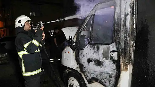 Adana'da park halindeki çekici yanarak kül oldu