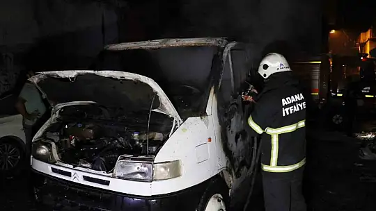 Adana'da park halindeki çekici yanarak kül oldu