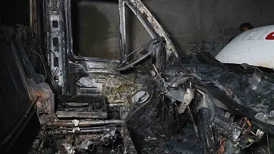 Adana'da park halindeki çekici yanarak kül oldu