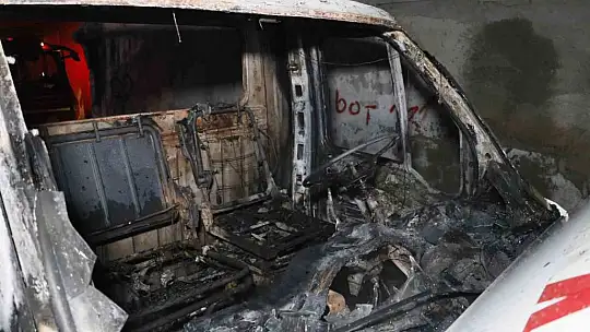 Adana'da park halindeki çekici yanarak kül oldu