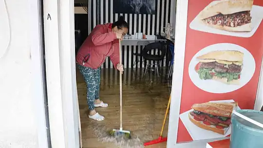 Adana'da sabah saatlerinde etkili olan sağanak her yeri su altında bıraktı