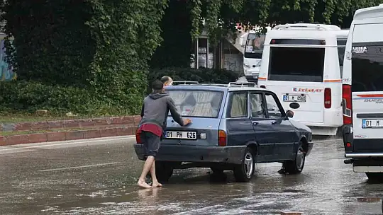 Adana'da sabah saatlerinde etkili olan sağanak her yeri su altında bıraktı