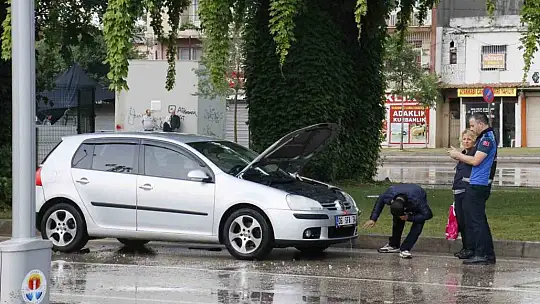 Adana'da sabah saatlerinde etkili olan sağanak her yeri su altında bıraktı