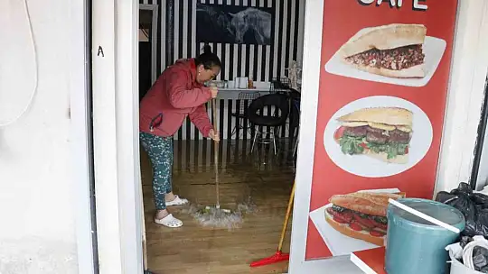 Adana'da sabah saatlerinde etkili olan sağanak her yeri su altında bıraktı