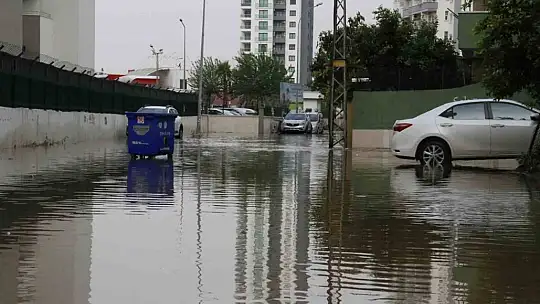Adana'da sabah saatlerinde etkili olan sağanak her yeri su altında bıraktı