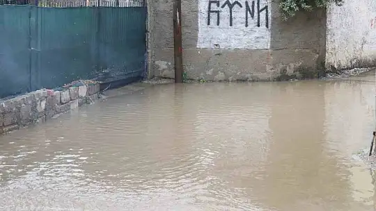 Adana'da sabah saatlerinde etkili olan sağanak her yeri su altında bıraktı