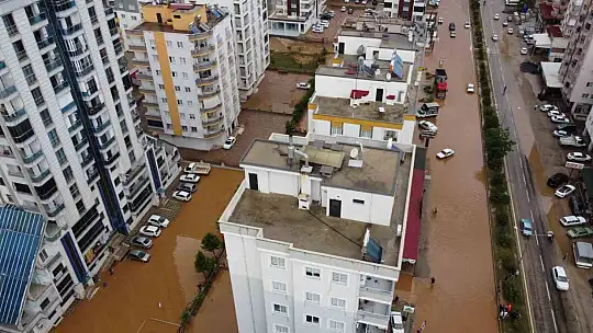 Adana'da sağanak yağış esareti!