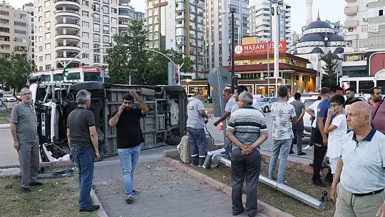 Adana'da sinyalizasyon direğine çarpan yolcu minibüsü devrildi: 3 yaralı