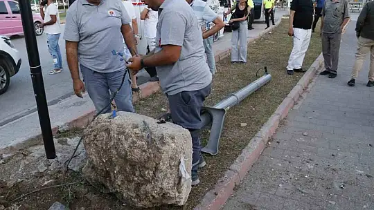 Adana'da sinyalizasyon direğine çarpan yolcu minibüsü devrildi: 3 yaralı