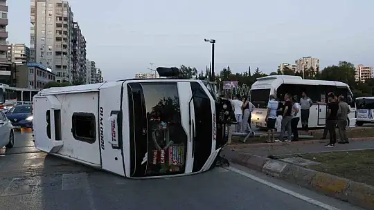 Adana'da sinyalizasyon direğine çarpan yolcu minibüsü devrildi: 3 yaralı