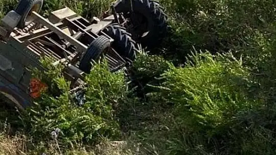 Adana'da traktör devrildi: 1'i ağır 2 yaralı