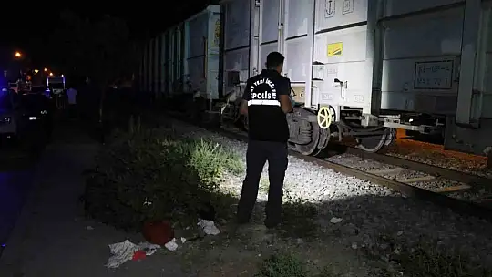 Adana'da yük treninin çarptığı genç ağır yaralandı