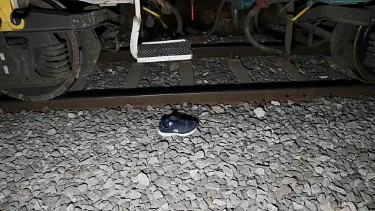 Adana'da yük treninin çarptığı genç ağır yaralandı