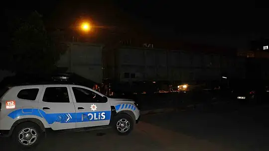 Adana'da yük treninin çarptığı genç ağır yaralandı