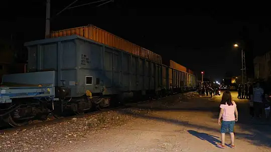 Adana'da yük treninin çarptığı genç ağır yaralandı