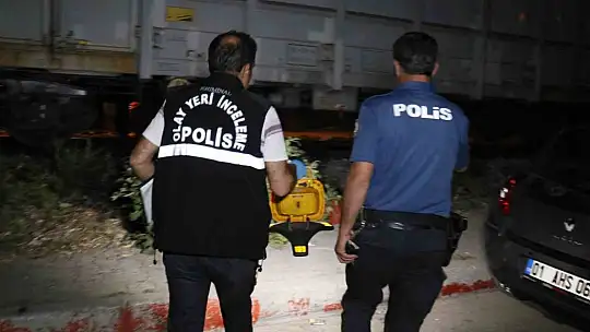 Adana'da yük treninin çarptığı genç ağır yaralandı