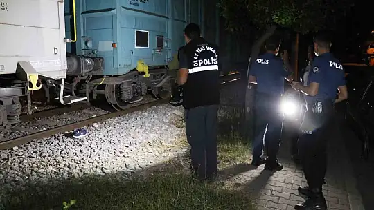 Adana'da yük treninin çarptığı genç ağır yaralandı