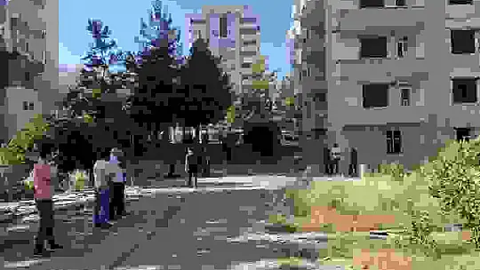 Ağır hasarlı binanın 7'nci katından düşen şahıs öldü