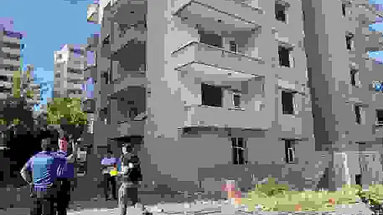 Ağır hasarlı binanın 7'nci katından düşen şahıs öldü