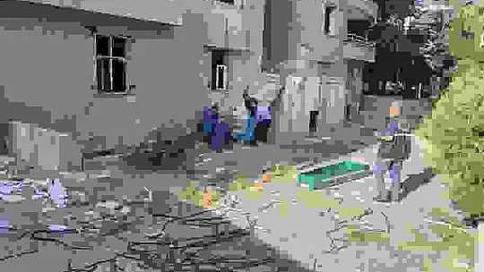 Ağır hasarlı binanın 7'nci katından düşen şahıs öldü