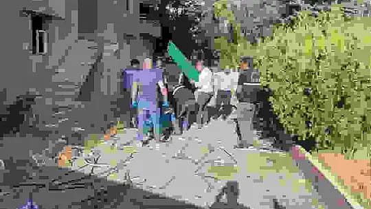 Ağır hasarlı binanın 7'nci katından düşen şahıs öldü