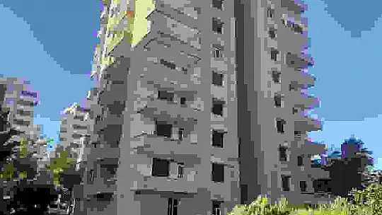 Ağır hasarlı binanın 7'nci katından düşen şahıs öldü