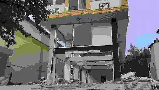 Ağır hasarlı binanın sökülen asansörünün altında kalarak hayatını kaybetti